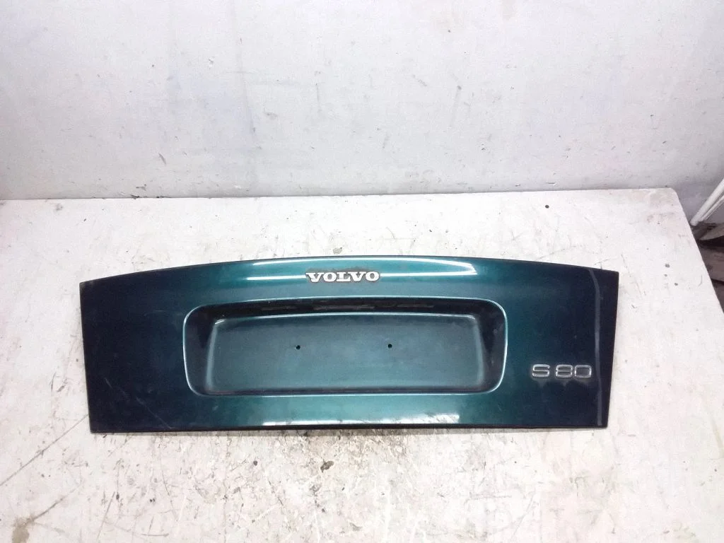 Trunk door license plate light bar