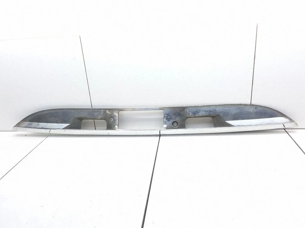 Trunk door license plate light bar – Mercedes-Benz E-Class W211 (2002-2009)