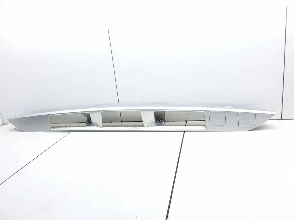 Trunk door license plate light bar 3VEGB0811