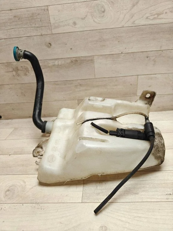 Windshield washer fluid reservoir/tank
