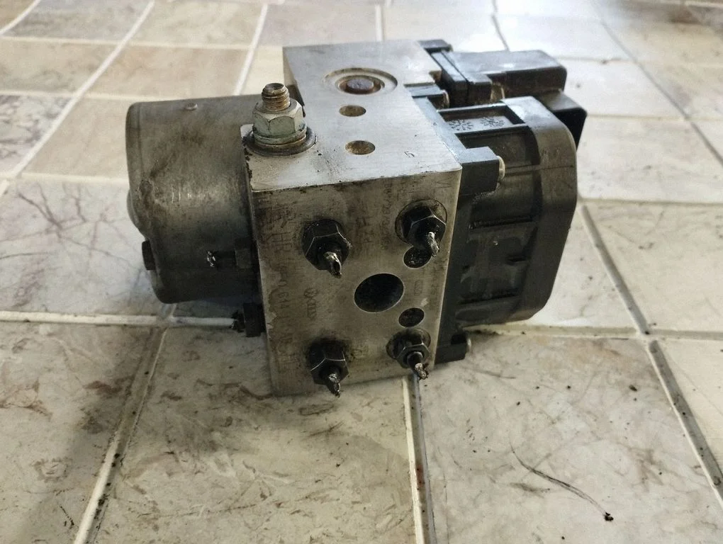 ABS pump bracket – Volkswagen Passat B5 (1997-2000)