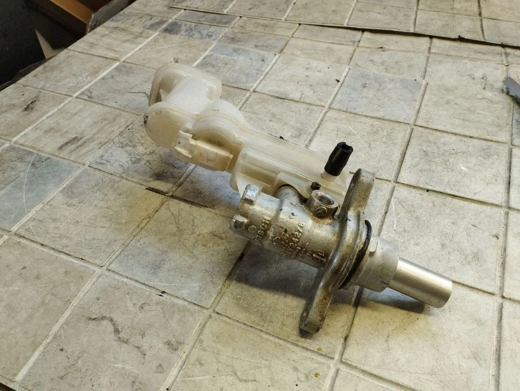 Master brake cylinder 0204Y24278