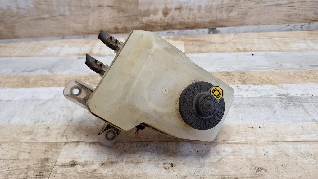 Brake fluid reservoir – Toyota Prius (NHW20) (2003-2009)