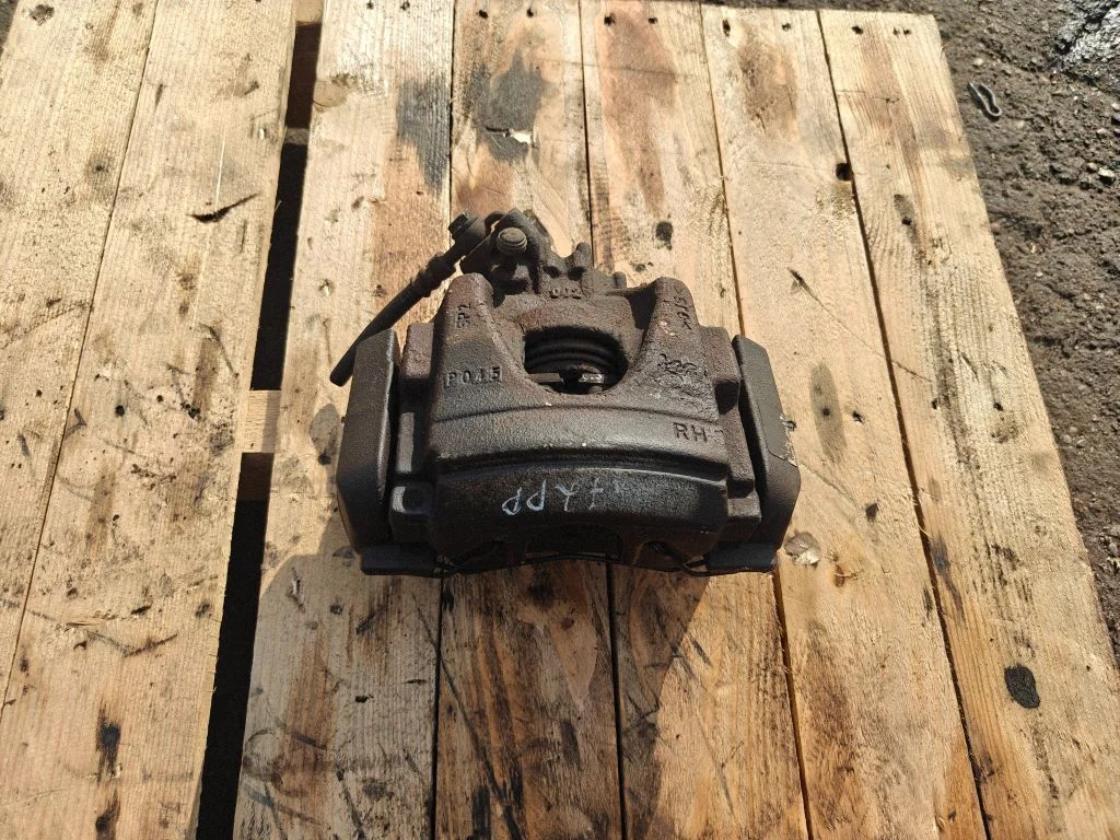 Front brake caliper – front right