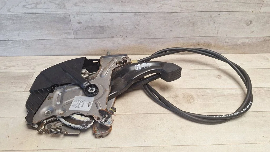 Handbrake/parking brake lever assembly – Audi Q7 4L (2005-2015)