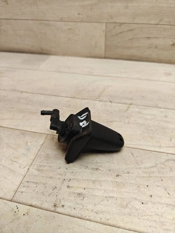 Windshield washer spray nozzle – right