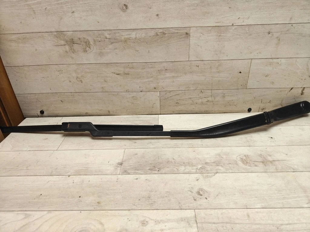 Front wiper blade arm – front right
