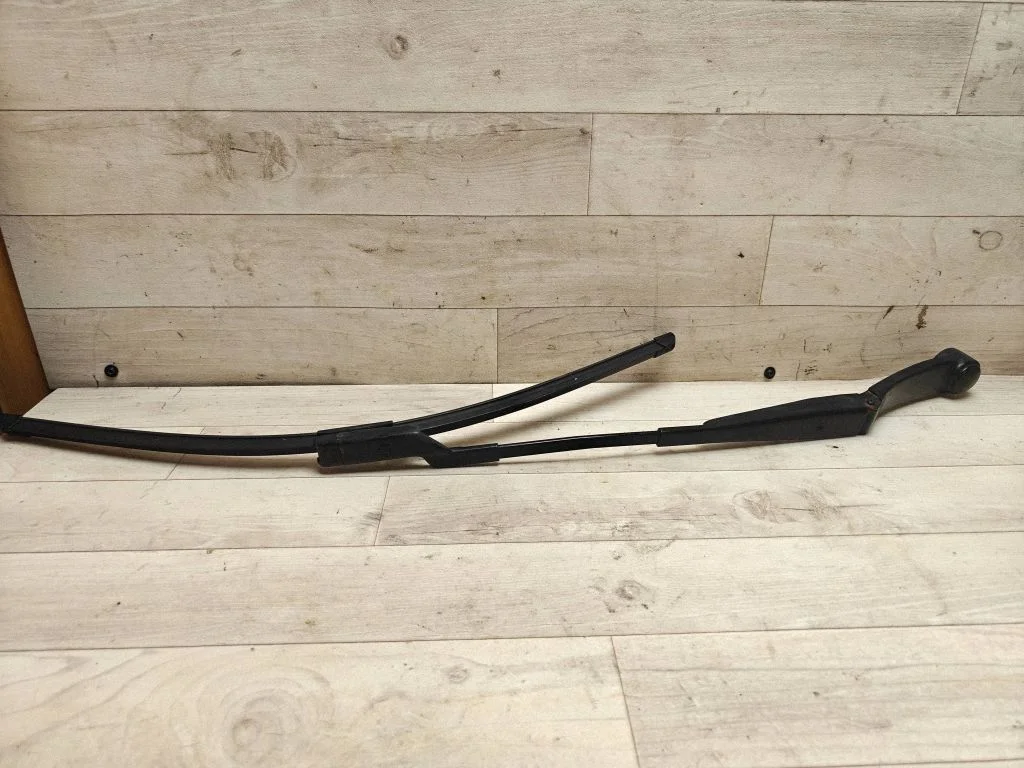 Front wiper blade arm – front left