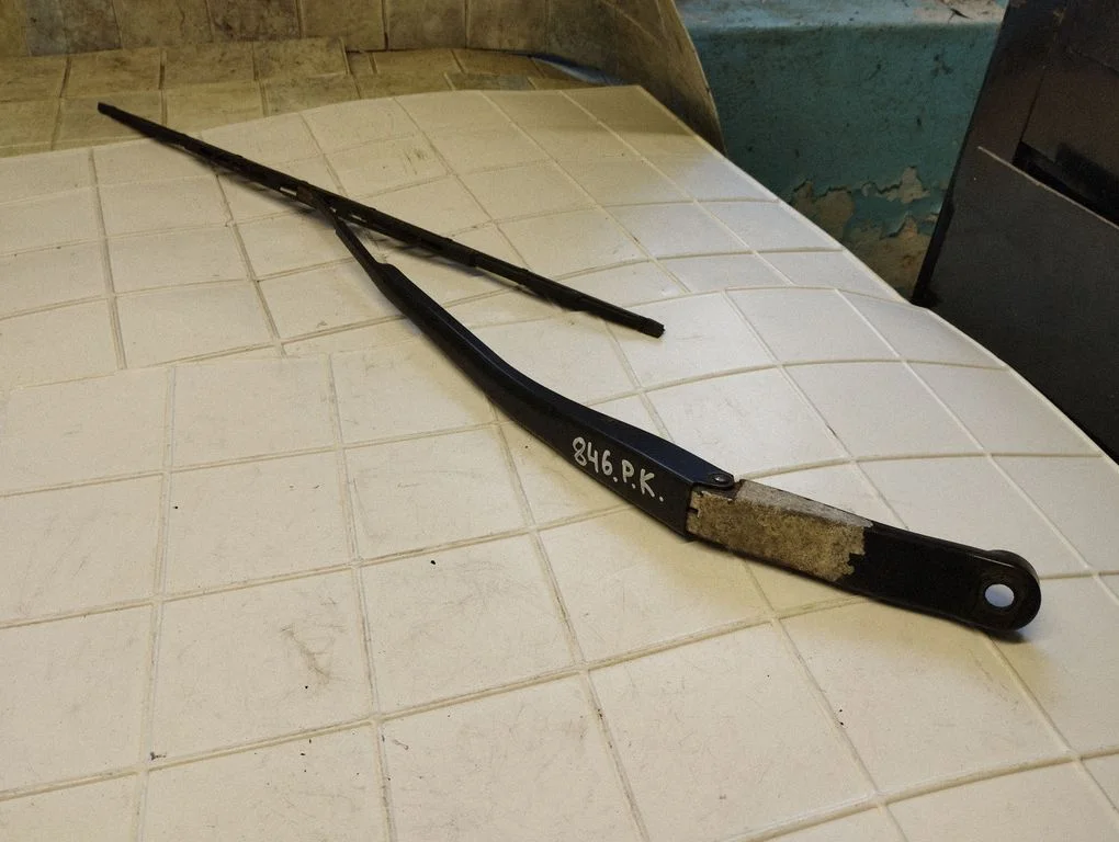 Windshield/front glass wiper blade – Honda FR-V (2004-2009)