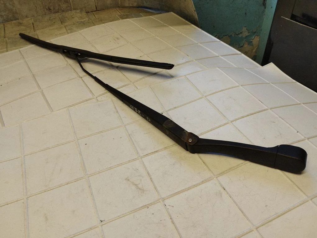 Windshield/front glass wiper blade – right