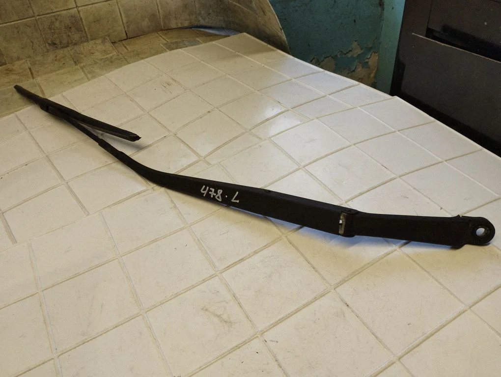 Windshield/front glass wiper blade – left