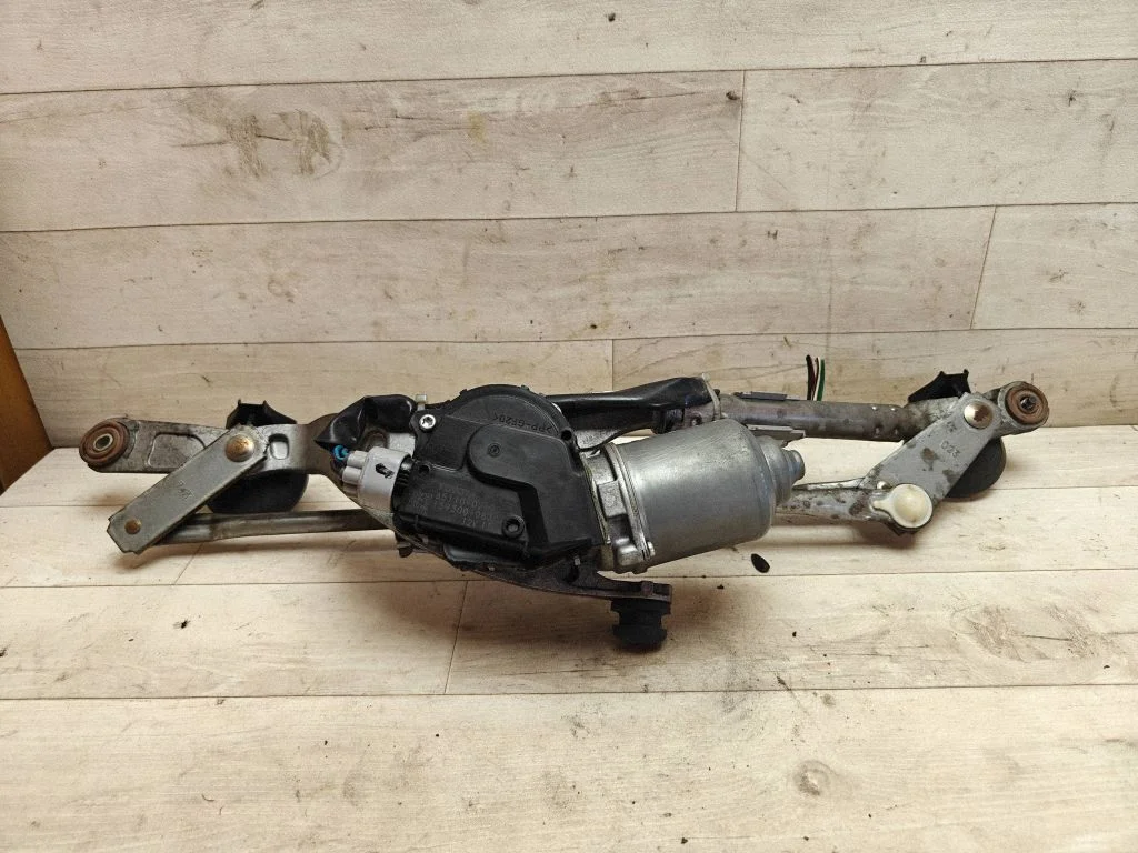 Front wiper linkage and motor – Toyota Auris 150 (2006-2012)