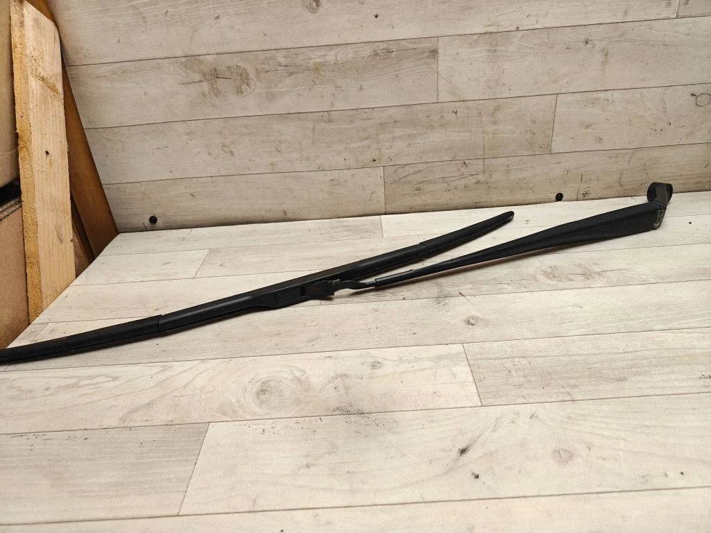 Front wiper blade arm – front left