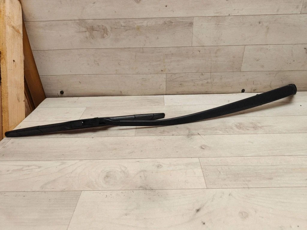Front wiper blade arm – front right