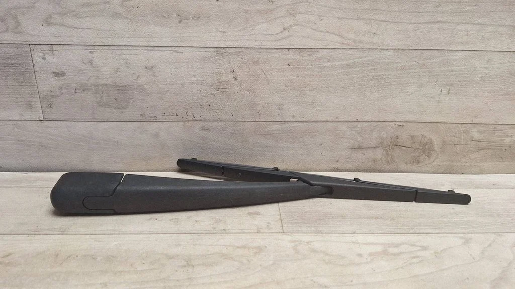 Rear wiper blade arm
