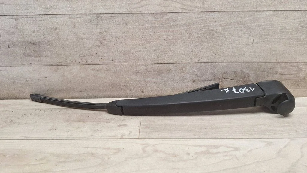 Rear wiper blade arm