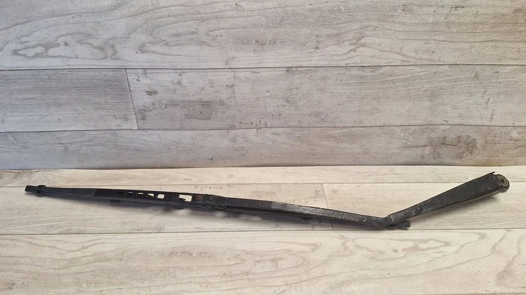 Rear wiper blade arm
