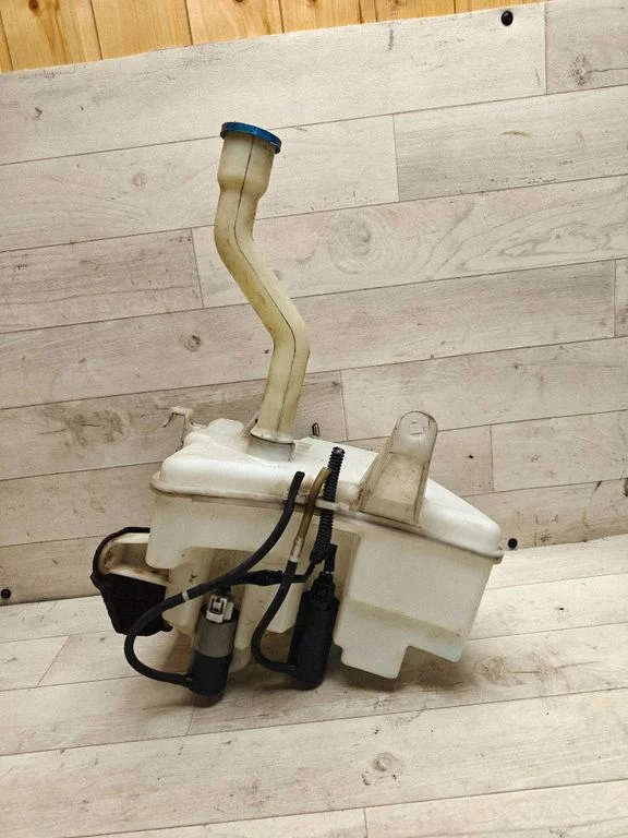 Windshield washer fluid reservoir/tank