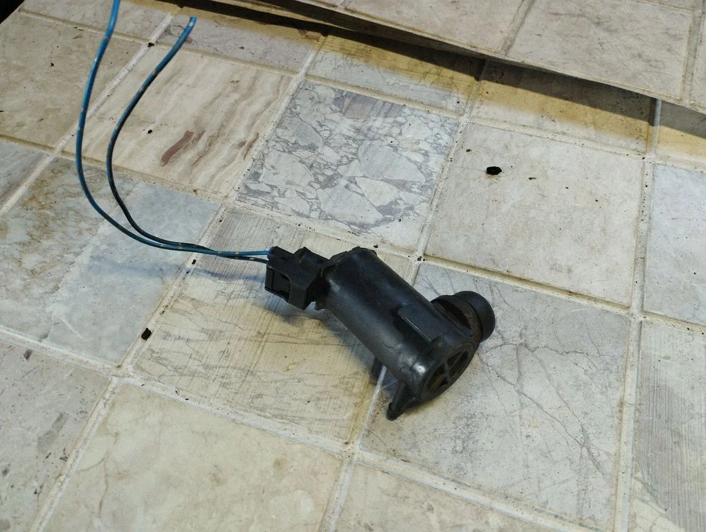 Klaasipesuvedeliku pump (klaaside) – Toyota RAV 4 (XA20) (2000-2005)