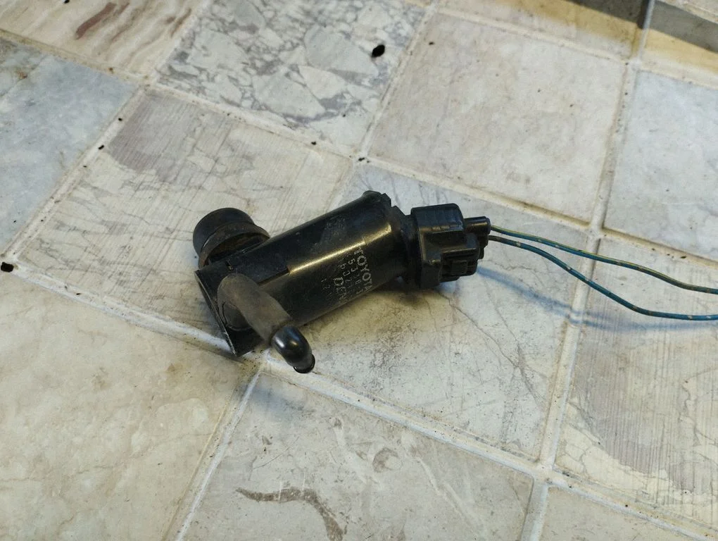 Klaasipesuvedeliku pump (klaaside) – Toyota RAV 4 (XA20) (2000-2005)