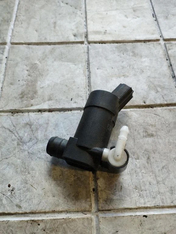 Windscreen/windshield washer pump – Ford Galaxy (2006-2015)