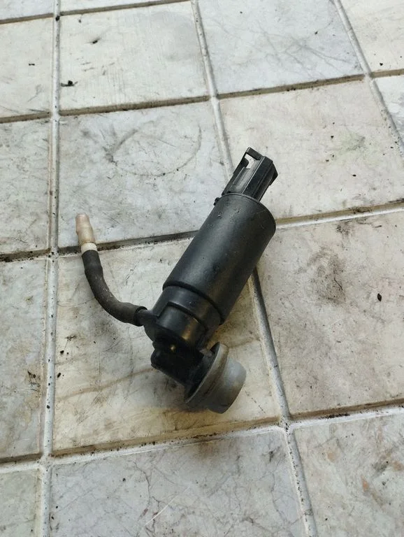 Klaasipesuvedeliku pump (klaaside) – Toyota Corolla Verso AR10 (2004-2009)