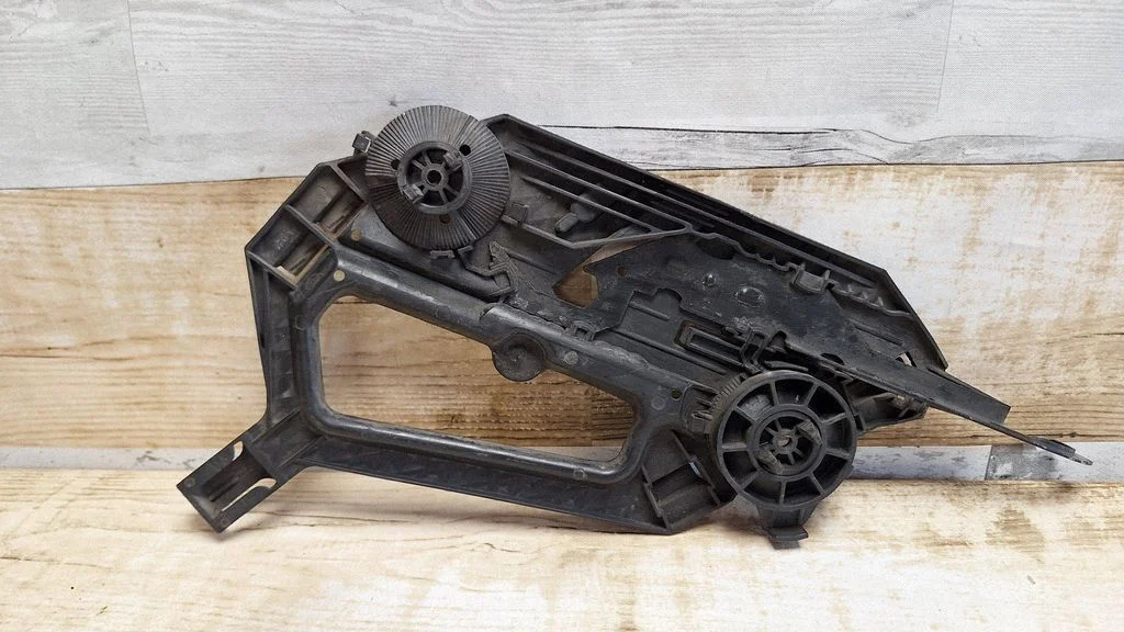 Headlight/headlamp mounting bracket 1Z0941340