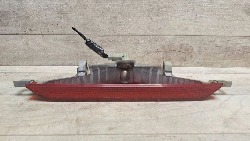 Third/center stoplight – Toyota Avensis T250 (2003-2006)