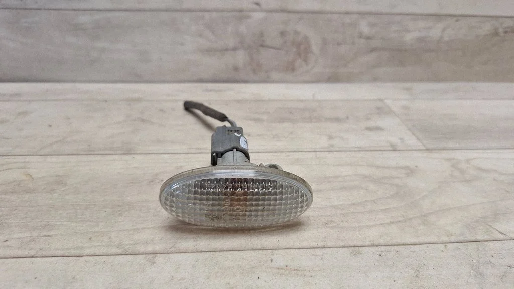 Front fender indicator light