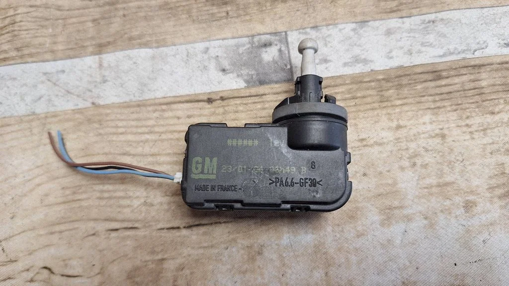 Headlight level adjustment motor – front right