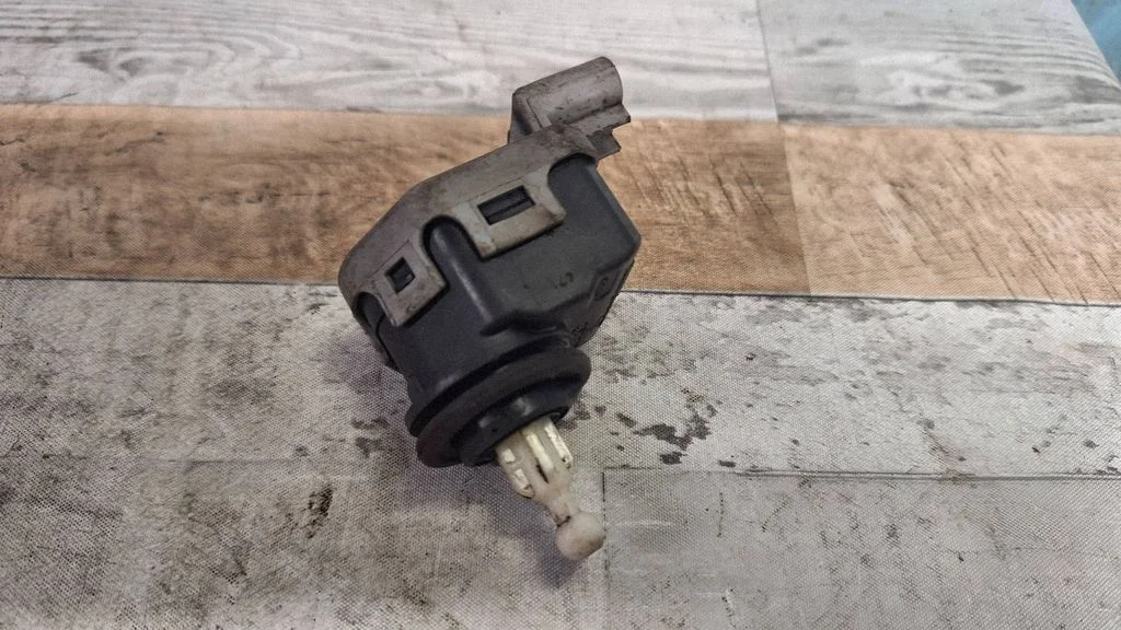 Headlight level adjustment motor – Opel Vectra C (2005-2009)