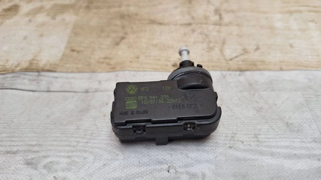 Lukturu augstuma regulēšanas motoriņš 5P0941295