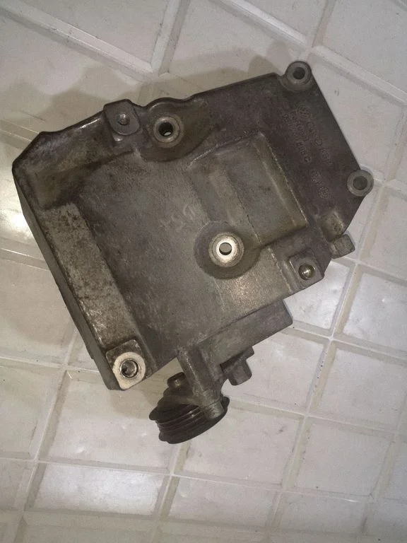 Kliimakompressori kinnitusklamber – Volkswagen Passat B5.5 (2001-2005)