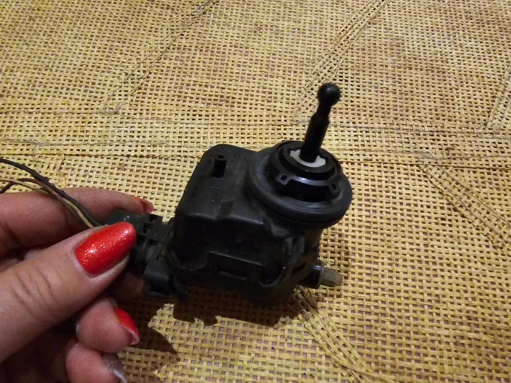 Headlight level adjustment motor 7700420737