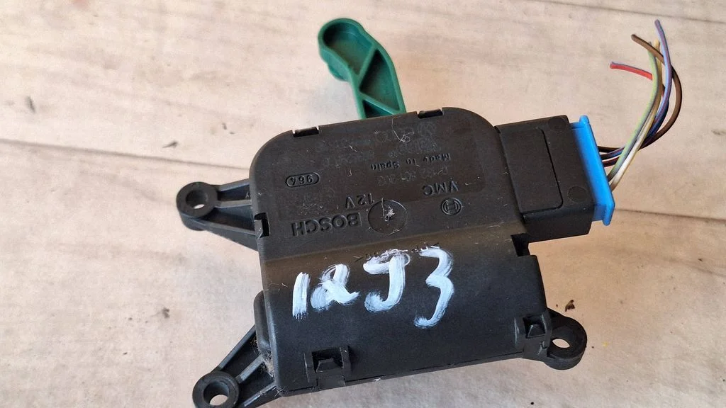 Gaisa aizvara motoriņš/aktuators 8E1820511B