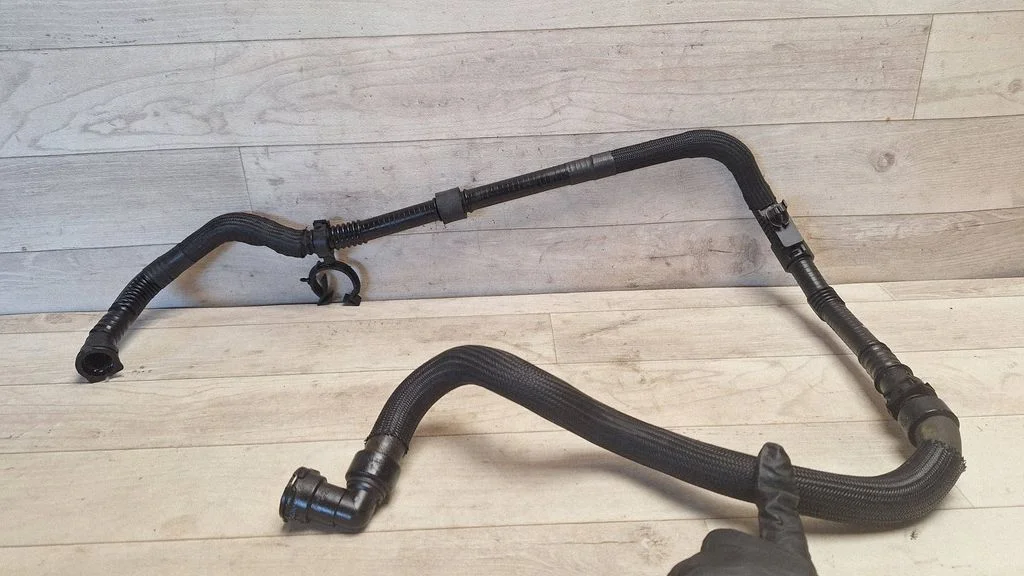 Engine coolant pipe/hose