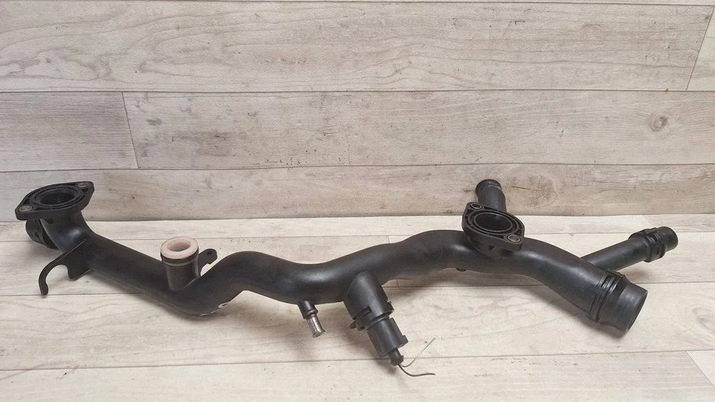 Engine coolant pipe/hose 06E121045T