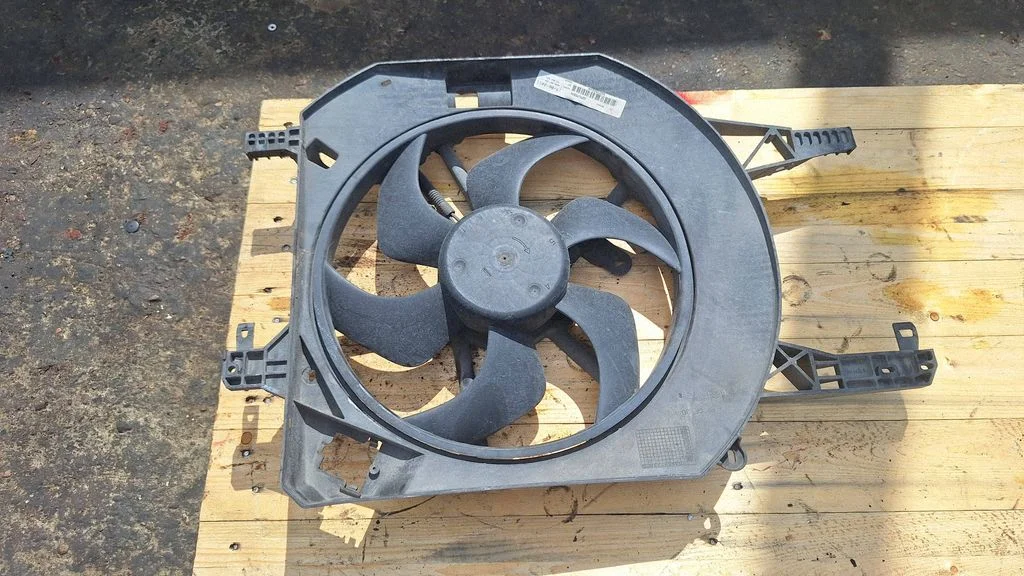Radiator cooling fan shroud 93863393