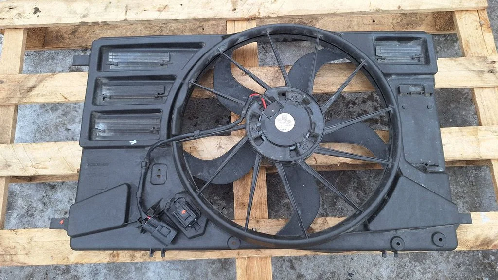 Radiator cooling fan shroud BK218C607D