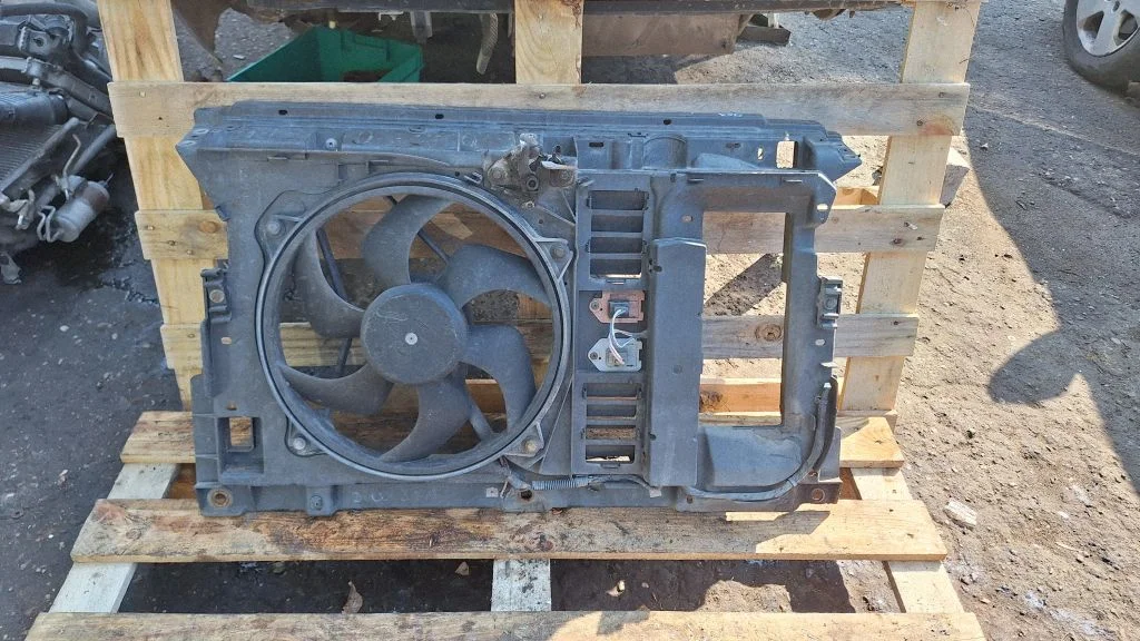 Radiator cooling fan shroud
