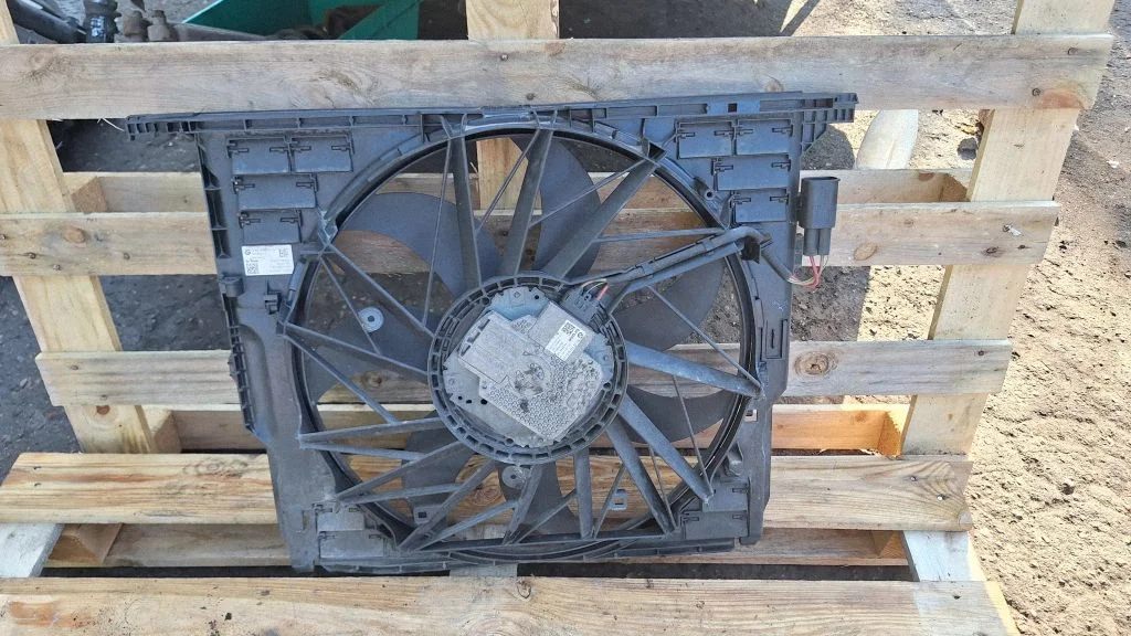 Radiator cooling fan shroud 16141910