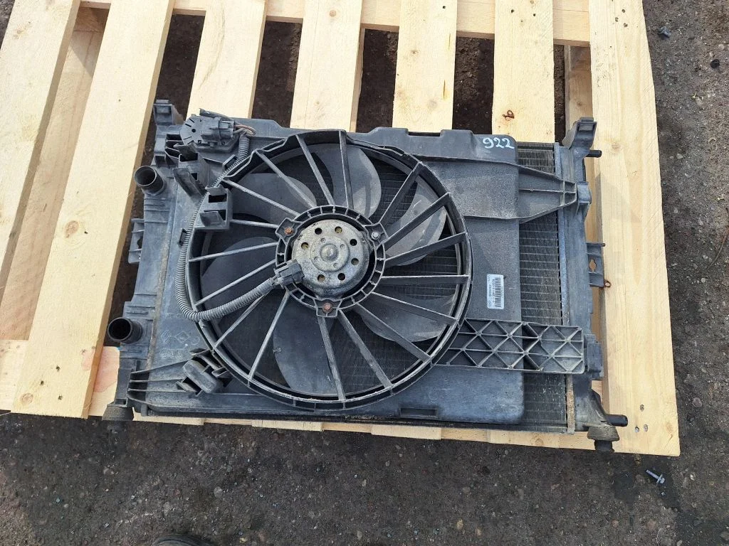 Radiator cooling fan shroud