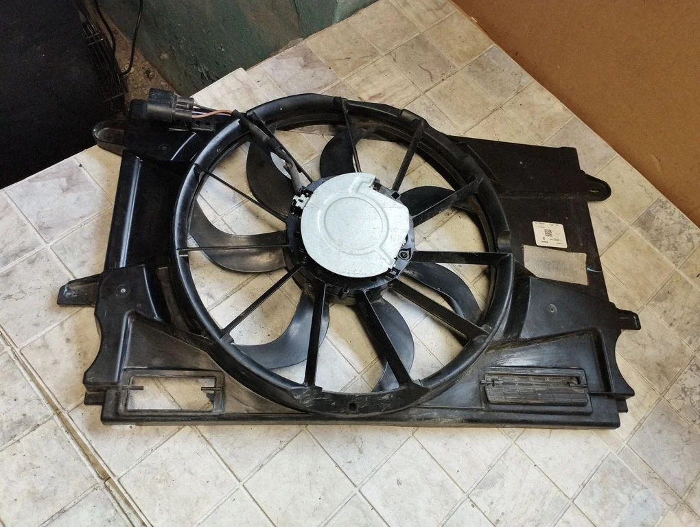Radiator cooling fan shroud