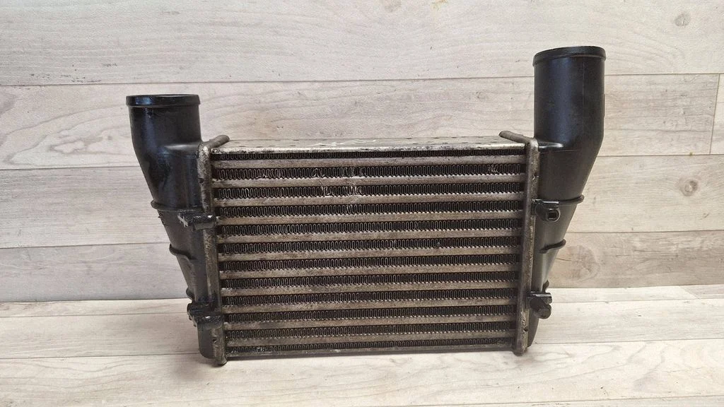 Vahejahuti radiaator 058145805A