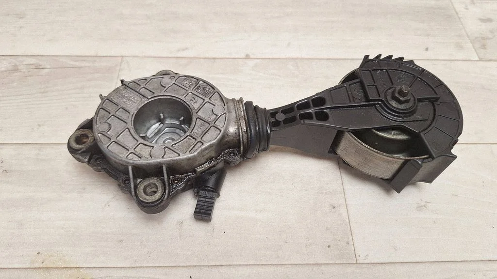 Generator/alternator belt tensioner – Peugeot 207 CC (2007-2014)