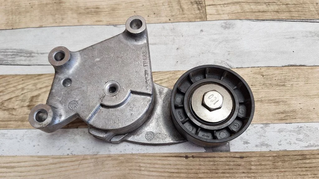 Generator/alternator belt tensioner – Volvo V40 (2012-2019)