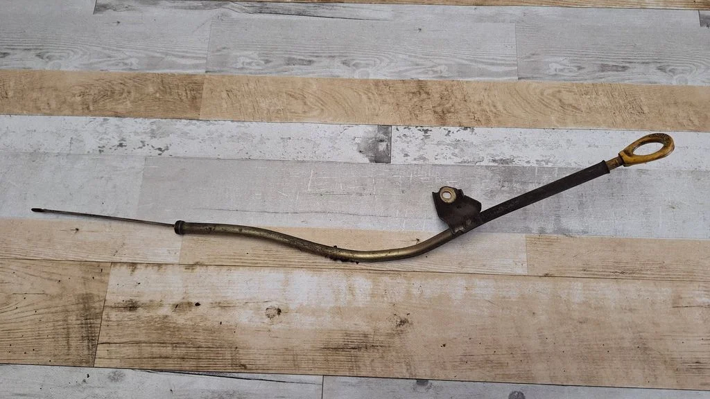 Oil level dip stick – Toyota Avensis T220 (2000-2003)