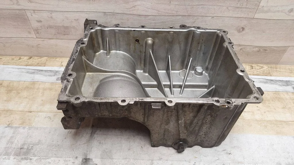 Oil sump E3BG6675