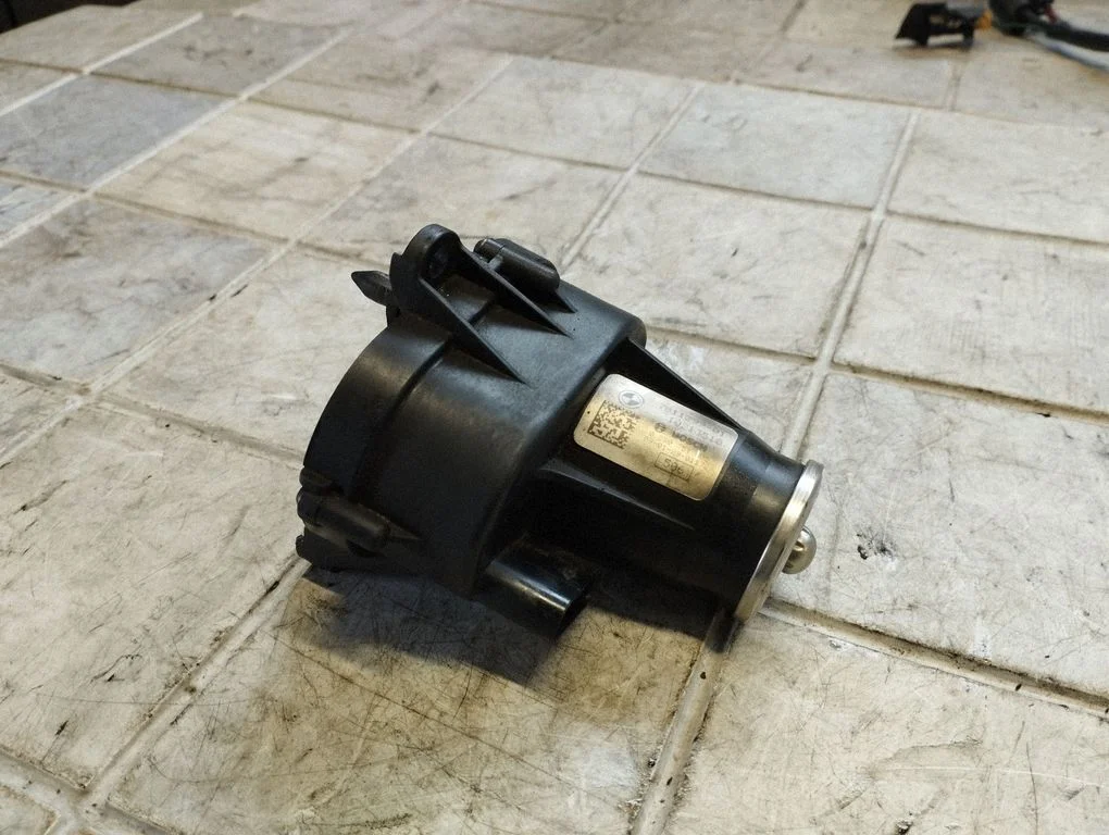 Siłownik klapek kolektora ssącego – BMW Seria 7 F01 F02 F03 F04 (2008-2016)