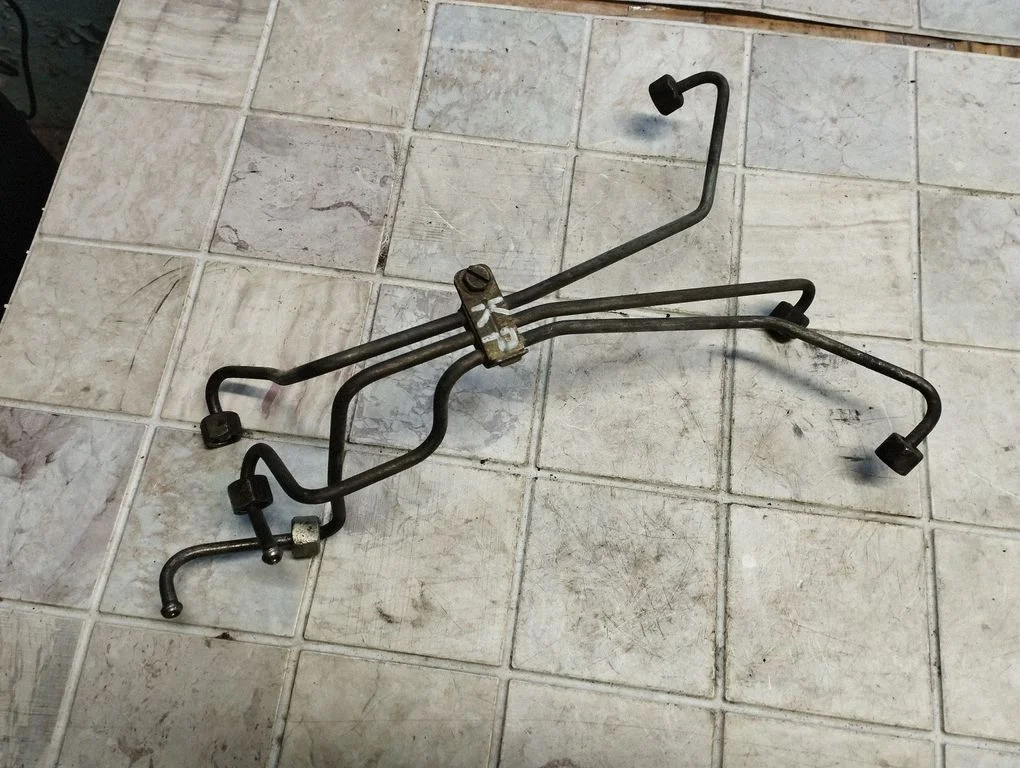 Fuel injector supply line/pipe
